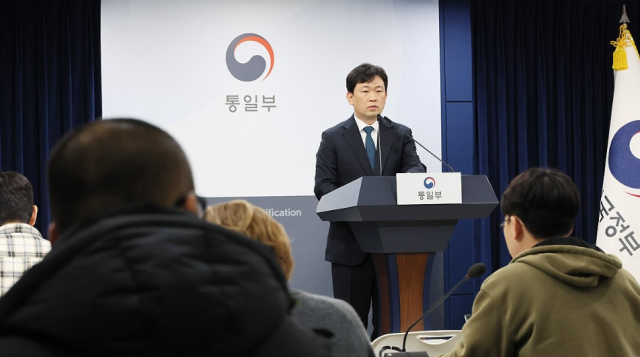 윤민호 통일부 대변인이 8일 서울 종로구 정부서울청사에서 정례브리핑을 하고 있다 사진연합뉴스