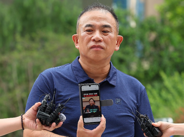 국정감사 당시 강혜경씨 답변 영상 틀어보이는 명태균씨 사진연합뉴스］