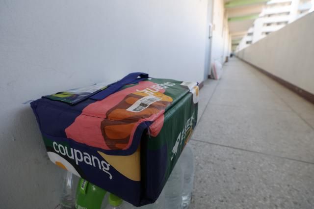 쿠팡 개인정보 유출 사태 파장은 서울연합뉴스 서대연 기자 국내 이커머스 1위 업체 쿠팡에서 약 3천400만건에 이르는 대규모 개인정보가 유출돼 논란이 커지고 있는 가운데 2일 서울 시내 한 아파트 복도에 쿠팡 로켓프레시 가방이 놓여있다 2025122 dwiseynacokr2025-12-02 144819 저작권자 ⓒ ㈜연합뉴스 무단 전재 재배포 금지 AI 학습 및 활용 금지저작권자 ⓒ ㈜연합뉴스 무단 전재 재배포 금지 AI 학습 및 활용 금지