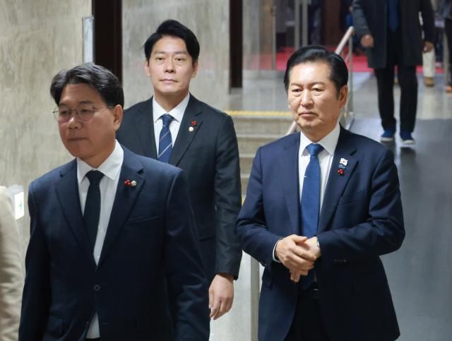  정청래 대표가 8일 서울 여의도 국회에서 열린 비공개 의원총회에 참석하고 있다 