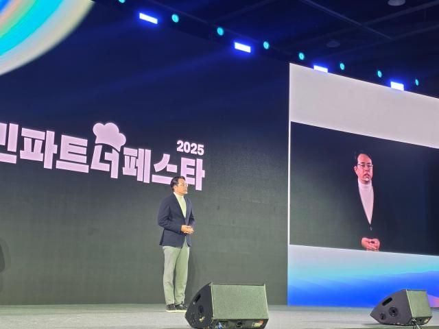 김범석 우아한형제들 대표가 8 서울 서초구 양재동 aT센터에서 개최한 2025 배민파트너페스타에서 인사말을 하고 있다 사진정연우 기자