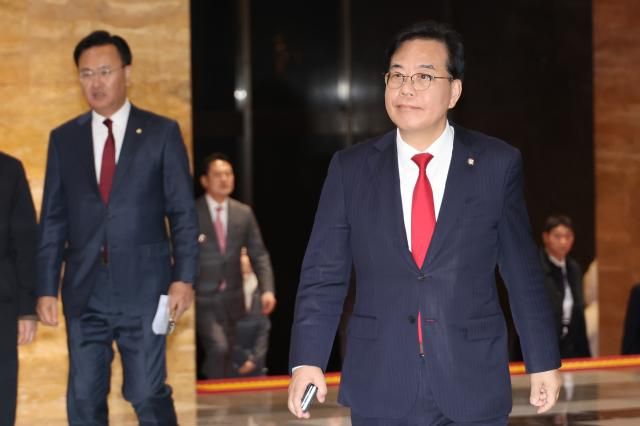 송언석 국민의힘 원내대표가 지난 2일 서울 여의도 국회에서 열린 의원총회에 참석하고 있다 여야는 예산안 처리의 법정 시한인 이날 저녁 본회의를 열고 2026년도 정부 예산안과 예산 부수 법안을 처리키로 했다 사진연합뉴스