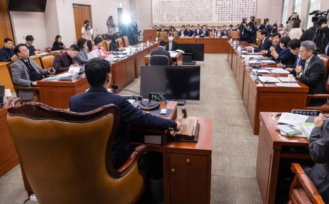 국회 법제사법위원회 법안심사제1소위원회장인 더불어민주당 김용민 의원이 8일 국회에서 소위 회의를 개회하고 있다사진연합뉴스