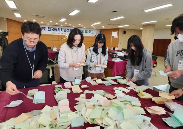 지난달 26일 오전 강원 춘천시 강원특별자치도선거관리위원회 대회의실에서 지방선거를 경험하지 못한 선관위 신규직원 등이 실제 선거와 같은 절차대로 모의 투·개표를 체험하고 있다 사진연합뉴스