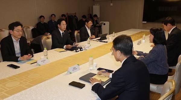 쿠팡 관련 긴급 관계부처 장관회의 이날 회의에는 유재성 경찰청장 직무대행 송경희 개인정보보호위원장 국정원 관계자 윤창렬 국무조정실장 등이 참석했다 사진연합뉴스