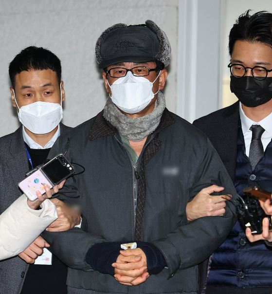 12·3 비상계엄 기획에 관여한 혐의로 구속된 노상원 전 국군정보사령관이 작년 12월 24일 서울 은평구 서울서부경찰서에서 검찰로 송치되고 있다 사진연합뉴스