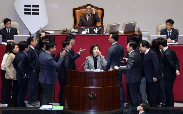 9일 국회 본회의에서 나경원 국민의힘 의원이 가맹사업거래의 공정화에 관한 법률 일부개정법률안에 대해 무제한 토론하는 가운데 여야 의원들이 발언대에서 목소리를 높이며 신경전을 이어가고 있다 사진연합뉴스