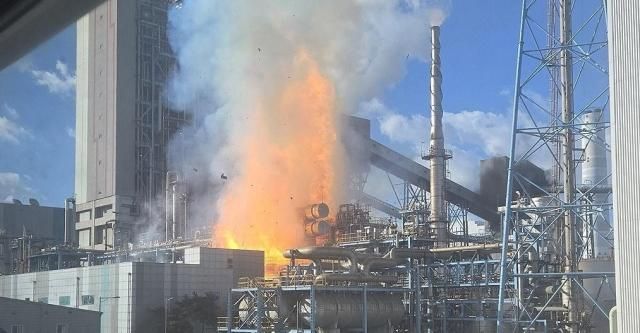 9일 오후 2시 43분께 충남 태안군 원북면 태안화력발전소에서 폭발음과 함께 불이 났다는 신고가 119에 접수돼 소방 당국이 출동 중인 가운데 화재 현장에서 불길이 치솟고 있다 사진연합뉴스