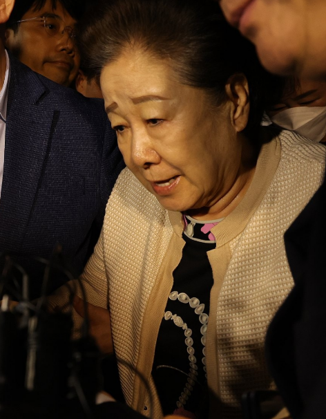 한학자 통일교 총재가 지난 9월 17일 서울 종로구 KT광화문빌딩에 마련된 민중기 특별검사팀 사무실에서 조사를 받은 뒤 귀가하고 있다 사진연합뉴스］