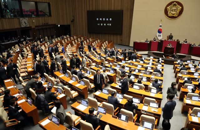 9일 국회 본회의에서 국민의힘 나경원 의원이 가맹사업거래의 공정화에 관한 법률 일부개정법률안에 대해 무제한 토론하는 가운데 민주당 의원들이 회의장을 빠져나가고 있다사진연합뉴스