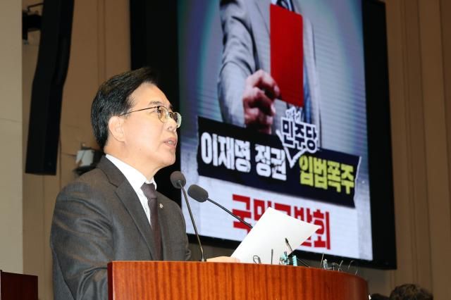 송언석 국민의힘 원내대표가 지난 8일 국회에서 열린 의원총회 및 이재명 정권 독재악법 국민고발회에서 모두발언을 하고 있다 사진연합뉴스