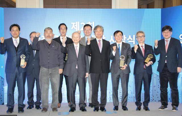 1열 왼쪽부터 강봉주 HD현대일렉트릭 전무 김동명 한국노총 위원장 손경식 경총 회장 류현철 고용노동부 산업안전보건본부장 박창기 동방 대표 임현규 KT CSHO 박지순 고려대 교수 2열 왼쪽부터 이동근 경총 상근부회장 차석주 경창산업 대표이사 박상혁 CJ ENM 본부장 