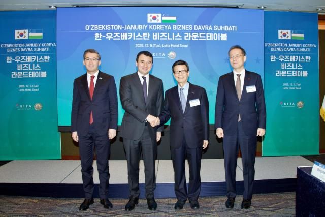 9일 서울 중구 소공동 롯데호텔에서 개최된 한-우즈베키스탄 비즈니스 라운드테이블에서 주요 인사들이 기념사진을 촬영하고 있다 왼쪽부터 알리셰르 압두살로모프 주한우즈베키스탄대사 잠시드 호자예프 우즈베키스탄 부총리 윤진식 한국무역협회 회장 이형일 기재부 1차관 사진한국무역협회