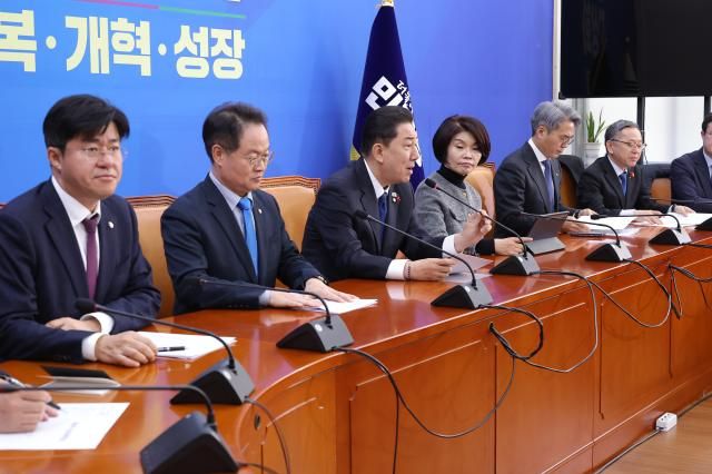 병기 원내대표가 9일 서울 여의도 국회에서 열린 원내대책회의에서 발언하고 있다 