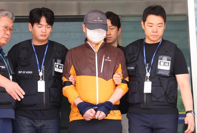 인천 송도에서 사제 총기로 아들을 살해한 60대 남성 A씨가 지난 7월 인천 논현경찰서 유치장에서 검찰로 송치되고 있다 사진연합뉴스
