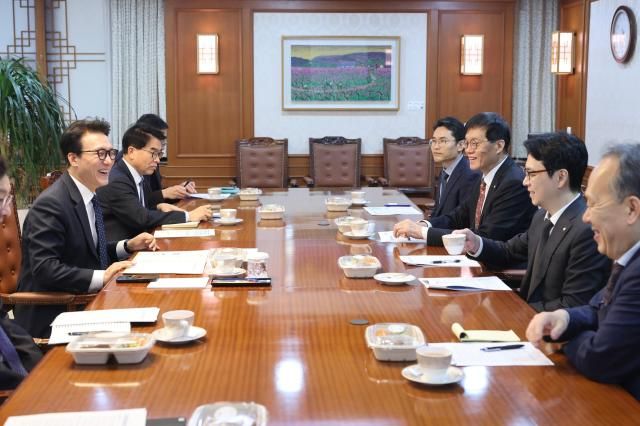 김민석 국무총리사진 왼쪽이 9일 정부서울청사 집무실에서 이창용 한국은행 총재와 경제현안 간담회를 진행하고 있다 사진국무총리비서실