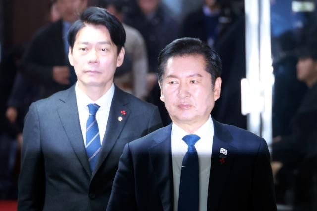 정청래 더불어민주당 대표가 지난 8일 국회에서 열린 비공개 의원총회에 참석하고 있다사진연합뉴스