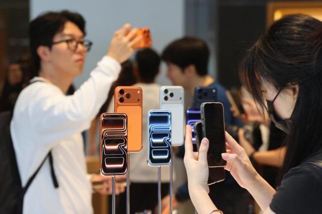 지난 9월 소비자들이 애플 매장에서 신제품 아이폰17 시리즈를 살펴보고 있다 사진연합뉴스