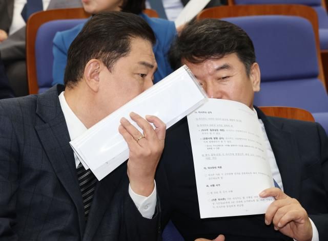 더불어민주당 김병기 원내대표와 문진석 원내운영수석부대표가 27일 서울 여의도 국회에서 열린 의원총회에서 대화를 나누고 있다 2