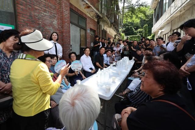 오세훈 서울시장이 19일 서울 서대문구 현저동 모아타운을 방문해 주민간담회를 가지고 있다 사진은 기사 내용과 관계 없음 2025819 사진연합뉴스