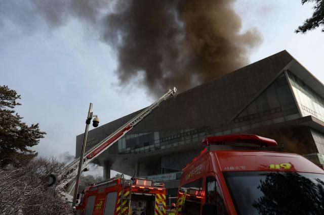 1일 오전 서울 용산구 국립한글박물관에서 화재가 발생해 소방관들이 진화 작업을 펼치고 있다 용산구청과 소방당국에 따르면 화재는 박물관 옥상에서 발생했으며 많은 연기가 발생 중이다 사진연합뉴스
