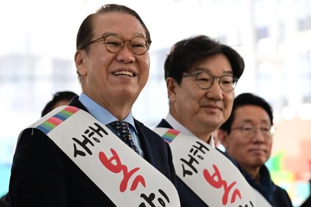 권영세 국민의힘 비상대책위원장 권성동 원내대표가 24일 오전 서울역에서 설 귀성 인사를 하고 있다 사진연합뉴스