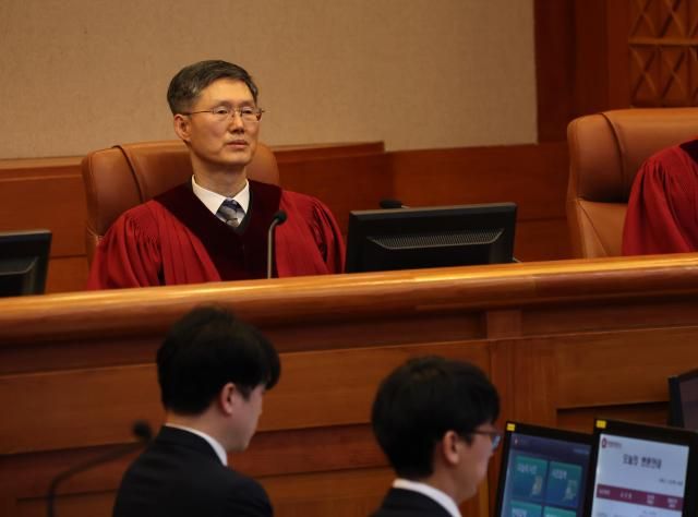 문형배 헌법재판소장 직무대행이 23일 서울 종로구 헌법재판소에서 열린 윤석열 대통령 탄핵심판 4차 변론에 자리하고 있다 사진연합뉴스 공동취재단