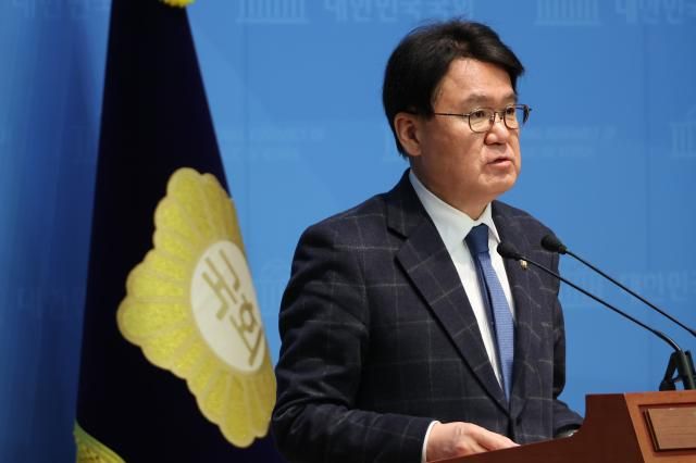 울산시장 선거개입 의혹 사건 항소심에서 무죄가 선고된 조국혁신당 황운하 원내대표가 10일 서울 여의도 국회 소통관에서 국민의힘 김기현 의원에게 30억 각서 비리 의혹에 대한 해명을 요구하고 있다 사진연합뉴스