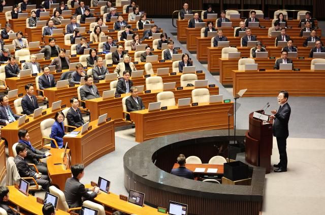 이재명 더불어민주당 대표가 10일 서울 여의도 국회에서 열린 본회의에서 교섭단체 대표연설을 하고 있다 사진연합뉴스