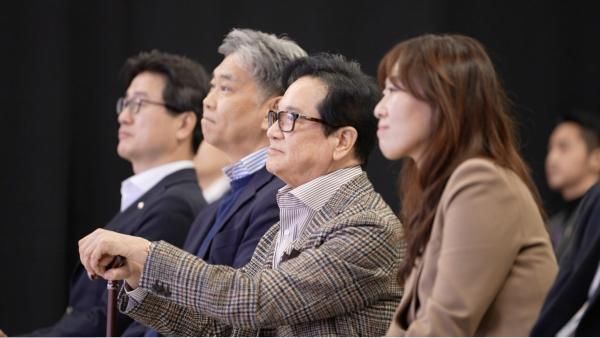 지난 7일 서울 서초구 CJ온스타일 본사 MLC 방송 스튜디오에서 이종화 CJ주식회사 포트폴리오전략2실장왼쪽부터 김홍기 CJ주식회사 대표 이재현 CJ그룹 회장 이선영 CJ ENM 커머스부문 대표가 임직원들과 함께 영상을 시청하고 있다 사진CJ그룹