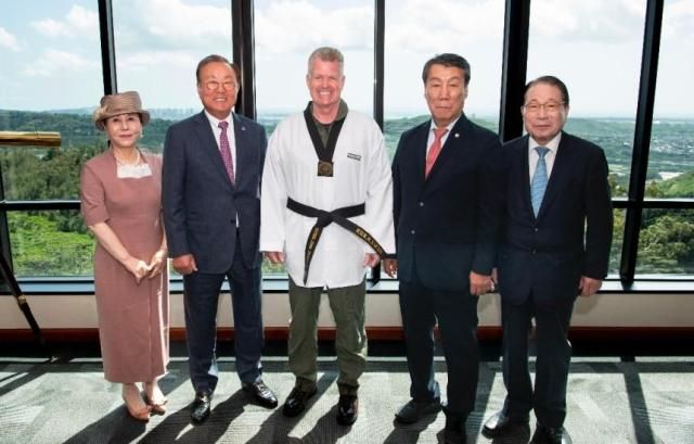 한미동맹재단 관계자들이 지난 7일 미국 하와이를 방문해 새뮤얼 파파로완쪽 세번째 인도태평양 사령관에게 ‘서해성’ 한글 이름을 증정한 뒤 기념촬영하고 있다 오른쪽부터한미동맹재단 유명환 이사장 임호영 회장 파파로 사령관 이건수 명예이사장 우현희 한미동맹친선협회 회장 사진한미동맹재단 