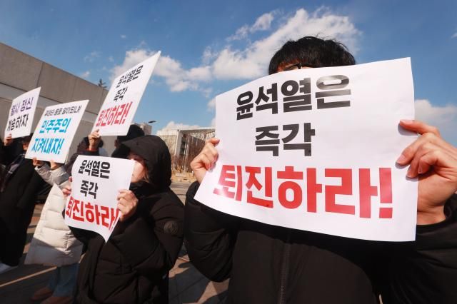 연세대 재학생 및 동문들이 10일 오후 서울 서대문구 연세대학교 정문 앞에서 윤석열 대통령 즉각 퇴진하라 연세대 행동 기자회견을 하고 있다 사진연합뉴스