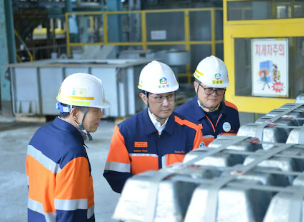 최윤범가운데 고려아연 회장이 지난해 11월 울산 온산제련소를 방문해 제품 생산 현장을 둘러보고 있다 사진고려아연 