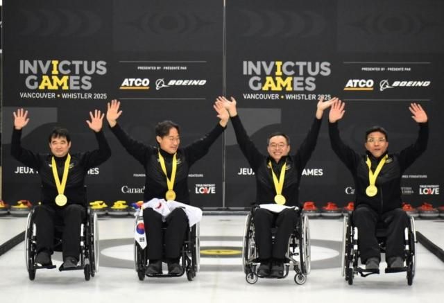  2025 캐나다 인빅터스 게임 대회 2일차인 9일현지시간 밴쿠버 힐크레스트센터에서 열린 인빅터스 휠체어컬링 경기21개국 출전에 출전한 한국 대표팀검은색 유니폼이 결승에서 영국팀 대표팀을 연장 접전 끝에 3대2으로 누르고 1위를 차지했다 시상식에 참석한 한국 대표팀 선수들 왼쪽부터 이환경 김영민 김관수 권영수 선수 사진보훈부 공동취재단 