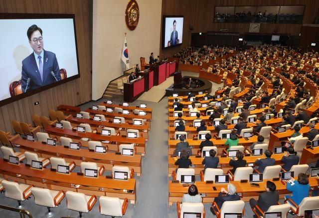 우원식 국회의장이 3일 오후 국회 본회의장에서 열린 제422회 국회임시회 개회식 및 본회의에서 개회사하고 있다 사진연합뉴스