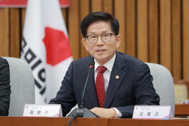 김문수 고용노동부장관이 10일 오전 서울 여의도 국회에서 열린 K-방산수출 지원을 위한 당정협의회에서 모두발언 하고 있다 20250210사진유대길 기자 dbeorlf123ajunewscom