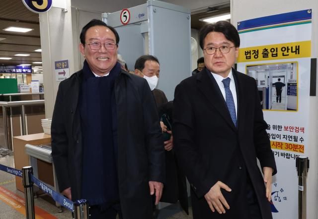 4일 서울 서초구 서울고등법원에서 열린 문재인 정부 청와대의 울산시장 선거 개입 의혹 사건 2심 선고공판에서 무죄가 선고된 송철호 전 울산시장왼쪽과 조국혁신당 황운하 원내대표가 법정을 나서고 있다 사진연합뉴스