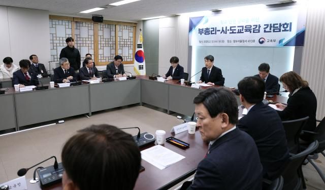 이주호 부총리 겸 교육부 장관이 12일 서울 종로구 정부서울청사에서 열린 시도교육감 간담회에서 발언하고 있다 2025212 사진공동취재