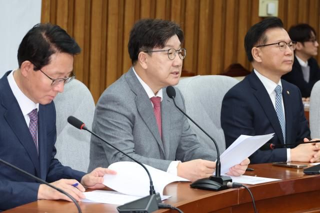 권성동 국민의힘 원내대표를 비롯한 원내지도부가 12일 서울 여의도 국회에서 열린 원내대책회의에서 발언하고 있다 사진연합뉴스