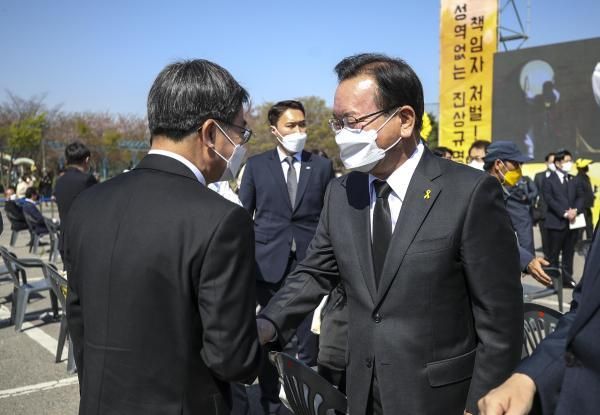 왼쪽김동연 경기도지사·김부겸 전 국무총리 사진연합뉴스