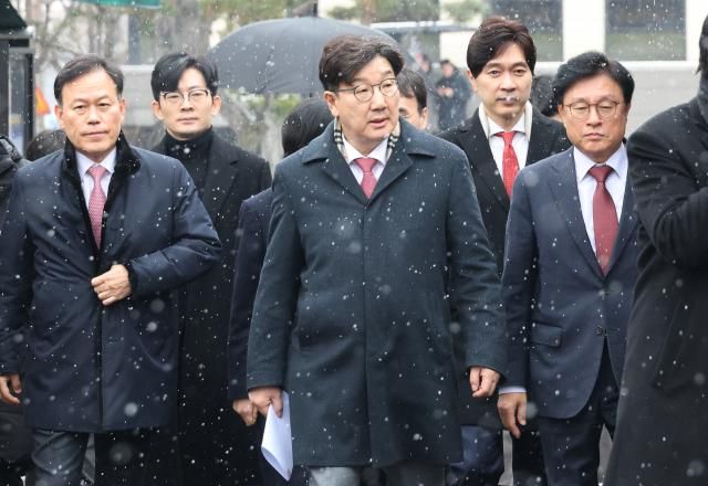 권성동 국민의힘 원내대표 등 지도부가 12일 탄핵 심판 관련 항의를 위해 헌법재판소로 들어서고 있다 사진연합뉴스