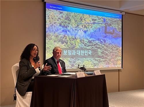 크리스티나 유파 보잉 부사장왼쪽이 12일 오후 서울 용산구 전쟁기념관 로얄파크컨벤션에서 열린 미디어 브리핑에서 아파치에 관해 설명하고 있다 사진보잉 