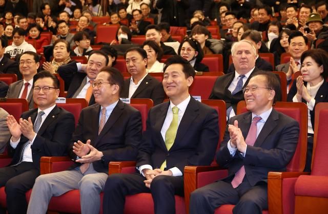 오세훈 서울시장이 12일 서울 국회 도서관에서 열린 87체제 극복을 위한 지방분권 개헌 토론회에서 김기현 의원의 축사 중 참석자들로부터 박수를 받고 있다 사진연합뉴스