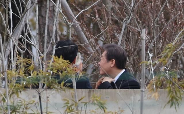 이재명 더불어민주당 대표가 4일 오후 경남 양산시 하북면 평산마을 문재인 전 대통령 사저에서 문 전 대통령을 만나 피습 당시 상처 부위를 손으로 가리키고 있다 사진연합뉴스 