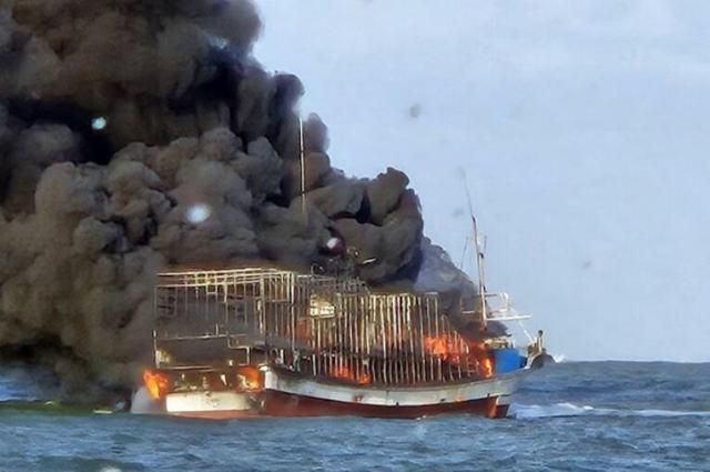 13일 오전 8시39분쯤 전북 부안군 왕등도 동쪽 해상 4㎞ 지점에서 조업 중이던 부산선적 34t급 근해통발어선에서 불이 나 검은 연기와 함께 화염에 휩싸여 있다 사진부안해안경찰청