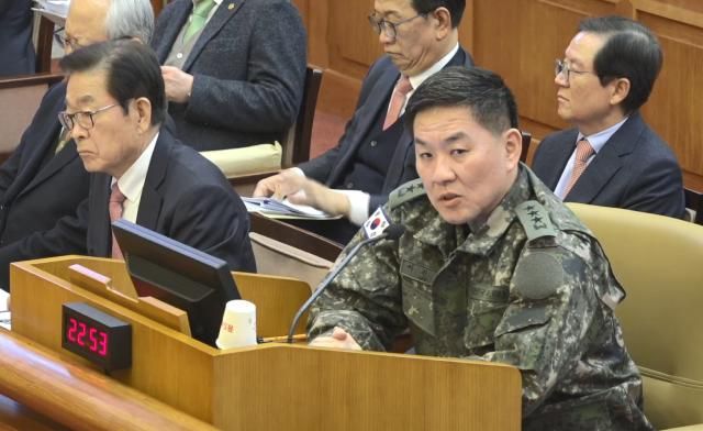 이진우 전 육군 수도방위사령관이 지난 4일 서울 종로구 헌법재판소에서 열린 윤석열 대통령 탄핵심판 5차 변론기일에 증인으로 출석하고 있다 사진헌법재판소 