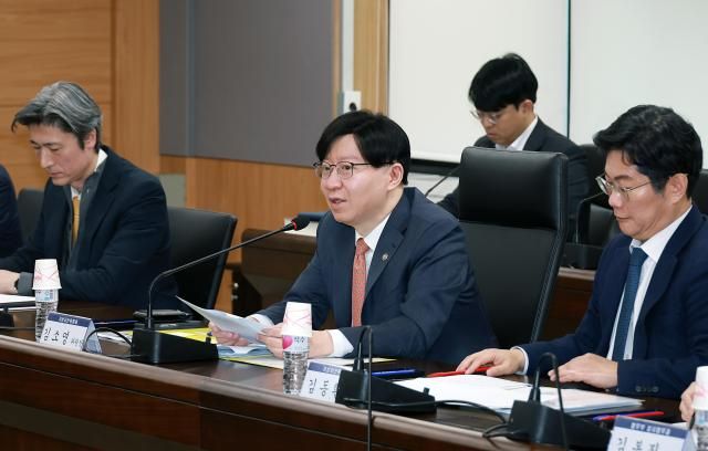 김소영 금융위원회 부위원장이 13일 오전 서울 정부서울청사에서 개최한 제3차 가상자산위원회에서 관계부처·기관 및 민간위원들과 함께 법인의 가상자산 시장 참여 허용에 대한 정부의 정책화 검토 결과를 최종 논의·점검했다 사진금융위원회