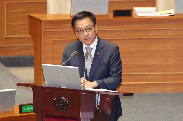 최상목 대통령 권한대행 부총리 겸 기획재정부 장관이 13일 서울 여의도 국회 본회의장에서 열린 경제분야 대정부질문에서 의원 질의에 답변하고 있다사진연합뉴스