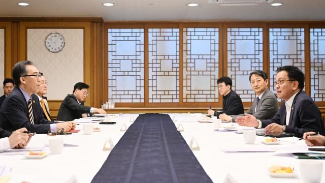 최상목 대통령 권한대행 부총리 겸 기획재정부 장관이 14일 정부서울청사에서 열린 대외경제현안간담회를 주재하고 있다사진기획재정부