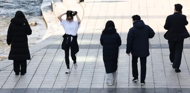 서울의 낮 기온이 최고 10도까지 올라가는 등 포근한 날씨를 보이는 지난 14일 서울 중구 청계천에서 점심식사를 마친 시민들이 산책을 하고 있다 사진연합뉴스